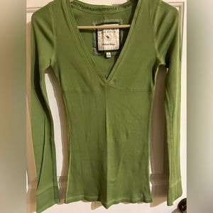 Abercrombie and Fitch S SMALL Long Sleeve V-Neck Green Stretch Tee Like New